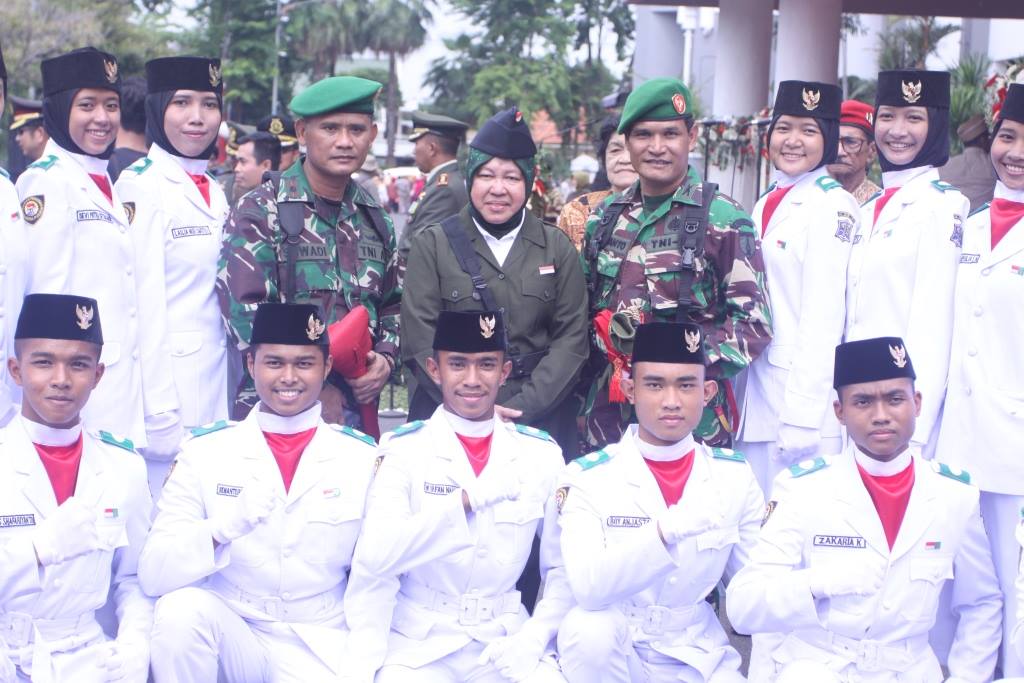 Upacara Hari Pahlawan di Taman Surya Balai Kota Surbaya