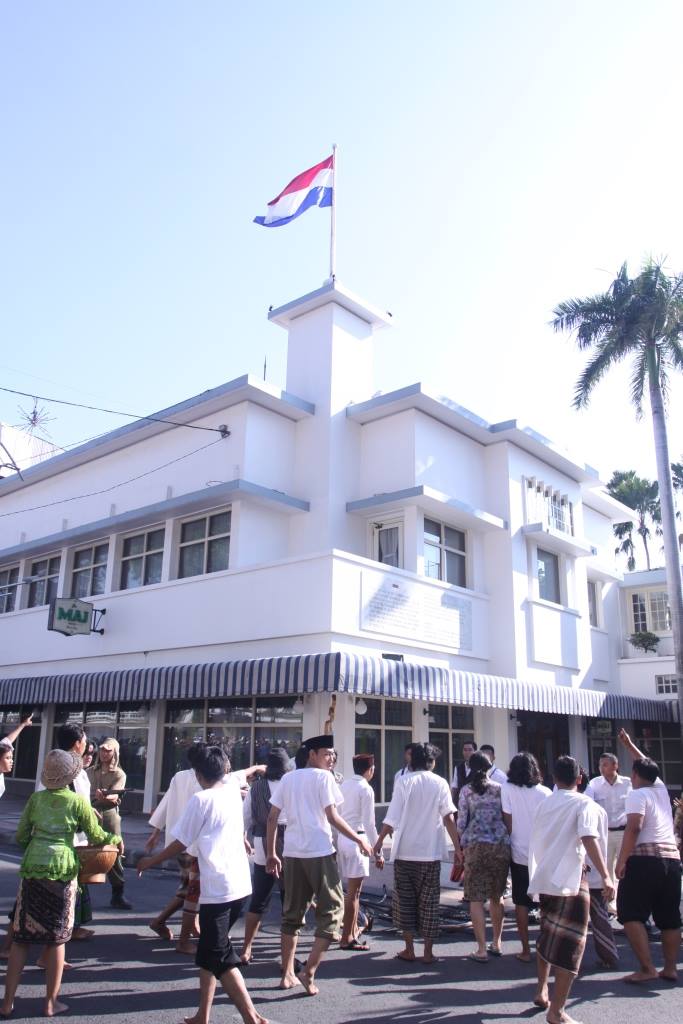 Perobekan Bendera Merah Putih Biru : Kembali Ingat Sejarah