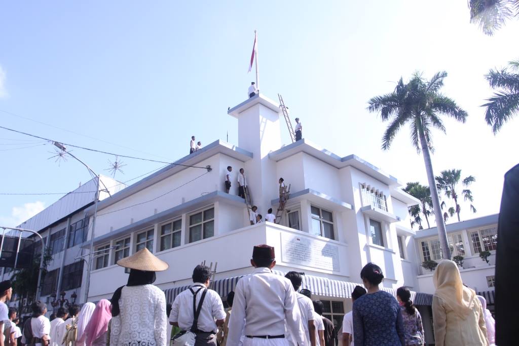 Perobekan Bendera Merah Putih Biru : Kembali Ingat Sejarah