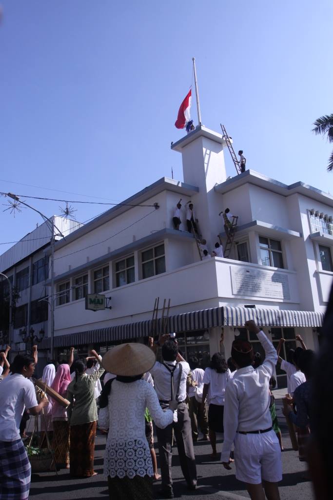 Perobekan Bendera Merah Putih Biru : Kembali Ingat Sejarah