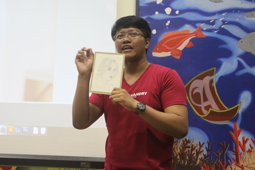 Thomas Hanandry saat sedang menjelaskan teknik waterless drawing