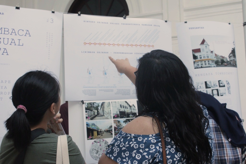 Pengunjung sedang mengamati townscape timeline yang disusun oleh Dyah Wijayanti