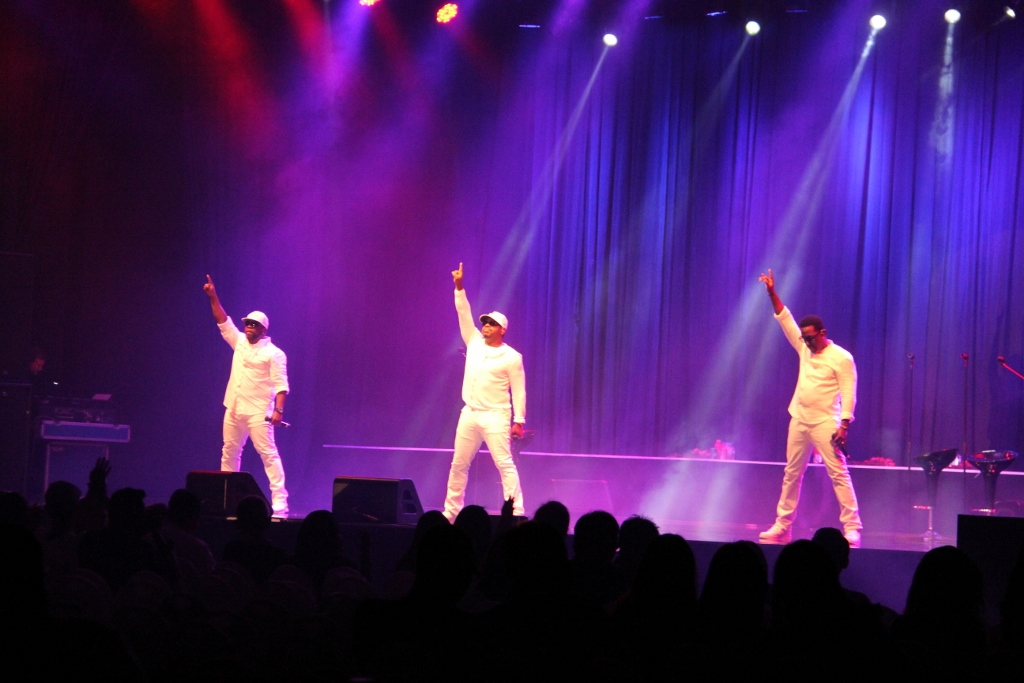 Koreografi kompak Boyz II Men saat membawakan hits-hits singlenya