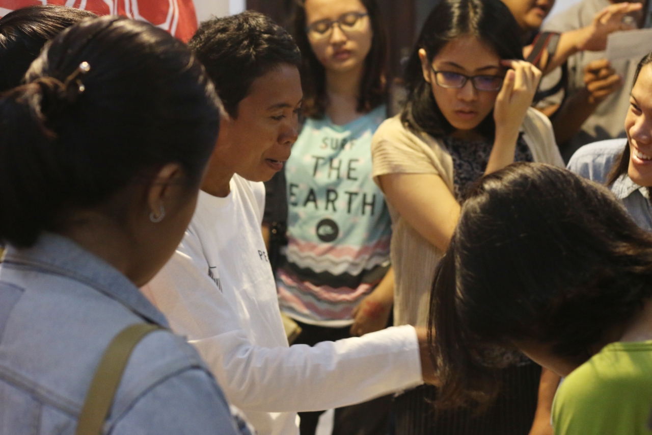 Anitha Silvia dari Pertigaan Map sedang menjelaskan proyeknya pada pengunjung pameran